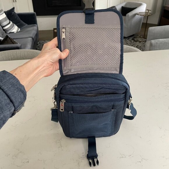 SwissGear Hand Hold & Crossbody Travel Bag Multi Zip Compartments Blue OS NWOT - Picture 4 of 13